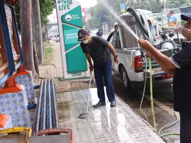 Petugas membersihkan fasilitas halte yang terletak di kawasan Tangerang, Senin (15/6/2020). Jelang penerapan tatanan kenormalan baru atau new normal, prasarana transportasi umum, seperti halte bus dipersiapkan agar bisa menjalankan protokol kesehatan dengan baik. (Liputan6.com/Angga Yuniar)