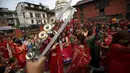 Puluhan perempuan bernyanyi dan menari di kuil Pashupatinath saat perayaan festival Teej di Kathmandu, (28/8/2014). (REUTERS/Navesh Chitrakar)