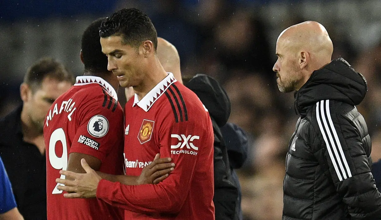 Keputusan Erik ten Hag untuk melepas Ronaldo dinilai berani dan tepat. Sejak kepergiannya, Manchester United telah memenangkan semua pertandingan mereka. Penampilannya jauh dari standar yang disyaratkan pada awal musim ini. Ronaldo juga sering membuat keputusan yang tidak profesional seperti menolak main dan kabur dari pertandingan yang belum usai. Puncaknya adalah wawancara kontroversialnya dengan penyiar Inggris Piers Morgan yang membuat kontraknya diakhiri bersama. (AFP/Oli Scarff)