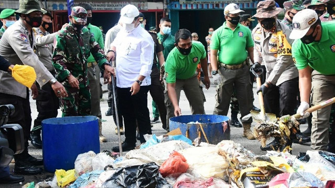Kepala Polda Riau bersama TNI dan jajaran membersihkan tumpukan sampah di Pekanbaru.