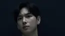 Adapula nama-nama pemain baru seperti Yim Si-wan sebagai Myung-gi Pemain 333. Ia tampil dengan jas hitam dipadukan inner shirt warna senada. [@netflixkr]