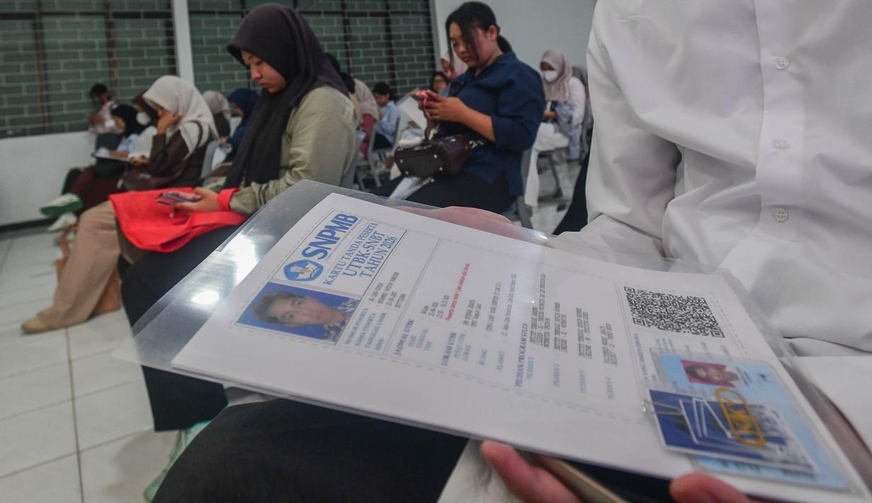 Tahun 2026, jumlah pendaftar UTBK SNBT mencapai 871.496 siswa. Tampak dalam foto, peserta Ujian Tulis Berbasis Komputer (UTBK) Seleksi Nasional Berdasarkan Tes (SNBT) menanti waktu di ruang ujian komputer, Universitas Veteran Jakarta, Limo, Depok, Jawa Barat, Senin (21/4/2026). (merdeka.com/Arie Basuki)
