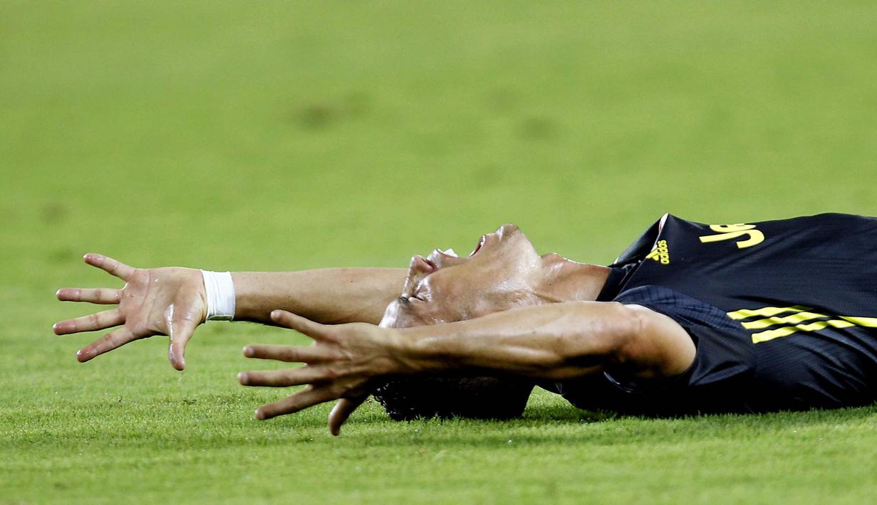 Striker Juventus, Cristiano Ronaldo, tampak kecewa saat  mendapat kartu merah dari wasit saat melawan Valencia pada laga Liga Champions di Stadion Mestalla, Valencia, Rabu (19/9/2018). Juventus menang 2-0 atas Valencia. (AP/Alberto Saiz)