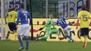 Striker Italia, Ciro Immobile, melepaskan tendangan ke gawang Swedia pada laga leg kedua playoff Piala Dunia 2018, di Stadion Giuseppe Meazza, Senin (13/11/2017). Italy bermain imbang 0-0 dengan Swedia. (AFP/Miguel Medina)