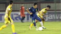 Gelandang PSIS Semarang, Bayu Nugroho, menggiring bola saat melawan Bhayangkara FC pada laga Piala Indonesia di Stadion PTIK, Jakarta, Selasa (19/2). Bhayangkara FC bermain imbang 1-1 melawan PSIS. (Bola.com/Yoppy Renato)