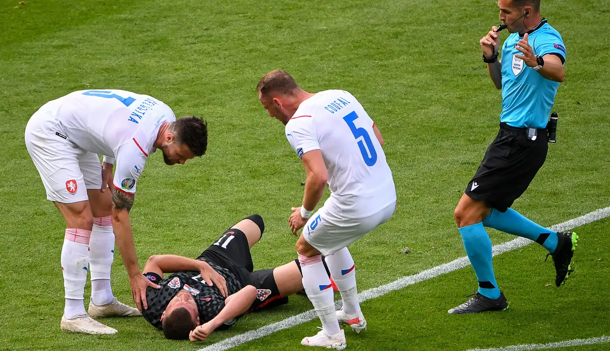 Pada menit ke-10, pemain Kroasia, Ante Rebic dilanggar di dekat kotak pinalti. Sayangnya Djan Lovren gagal memanfaatkan tendangan bebas ini. Tembakannya terlalu deras sehingga melambung jauh di atas mistar gawang Tomas Vaclik. (Foto: AFP/Pool/Andy Buchanan)