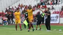 Pemain Sriwijaya FC Mahamadou Ndiaye melakukan selebrasi usai mencetak gol ke gawang PSMS Medan dalam laga perebutan tempat ketiga Piala Presiden di Stadion Gelora Bung Karno, Jakarta, Sabtu (17/2). (Liputan6.com/Arya Manggala)