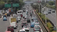 Ratusan kendaraan roda empat mengalami kemacetan ketika melintasi jalan tol Jakarta, Rabu (30/9). Jasa Marga mencatat volume kendaraan yang melewati seluruh ruas jalan tol yang dikelola BUMN Tol ini mengalami peningkatan. (Liputan6.com/Angga Yuniar)