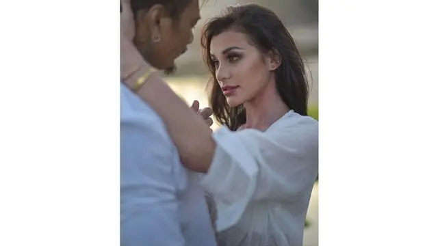 7 Potret Prewedding Jerinx SID dan Nora Alexandra, Mesra di Pantai