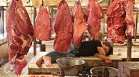 Daging sapi yang dijual di los daging Pasar Minggu, Jakarta Selatan, Senin (13/6).Harga daging di pasar Jakarta masih berkisar Rp 120.000/kg jauh dari harapan pemerintah di bawah Rp 80.000/kg. (Liputan6.com/Immanuel Antonius)
