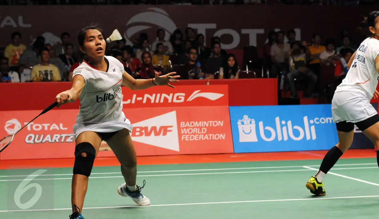 Pebulutangkis ganda putri Indonesia, Greysia Polii/Nitya mengembalikan bola ke arah Tian Qing/Zhao Yunlei (Tiongkok) di Total BWF World Championships 2015, Jakarta, Sabtu (15/8/2015). Greysia/Nitya kalah 8-21, 16-21. (Liputan6.com/Helmi Fithriansyah)