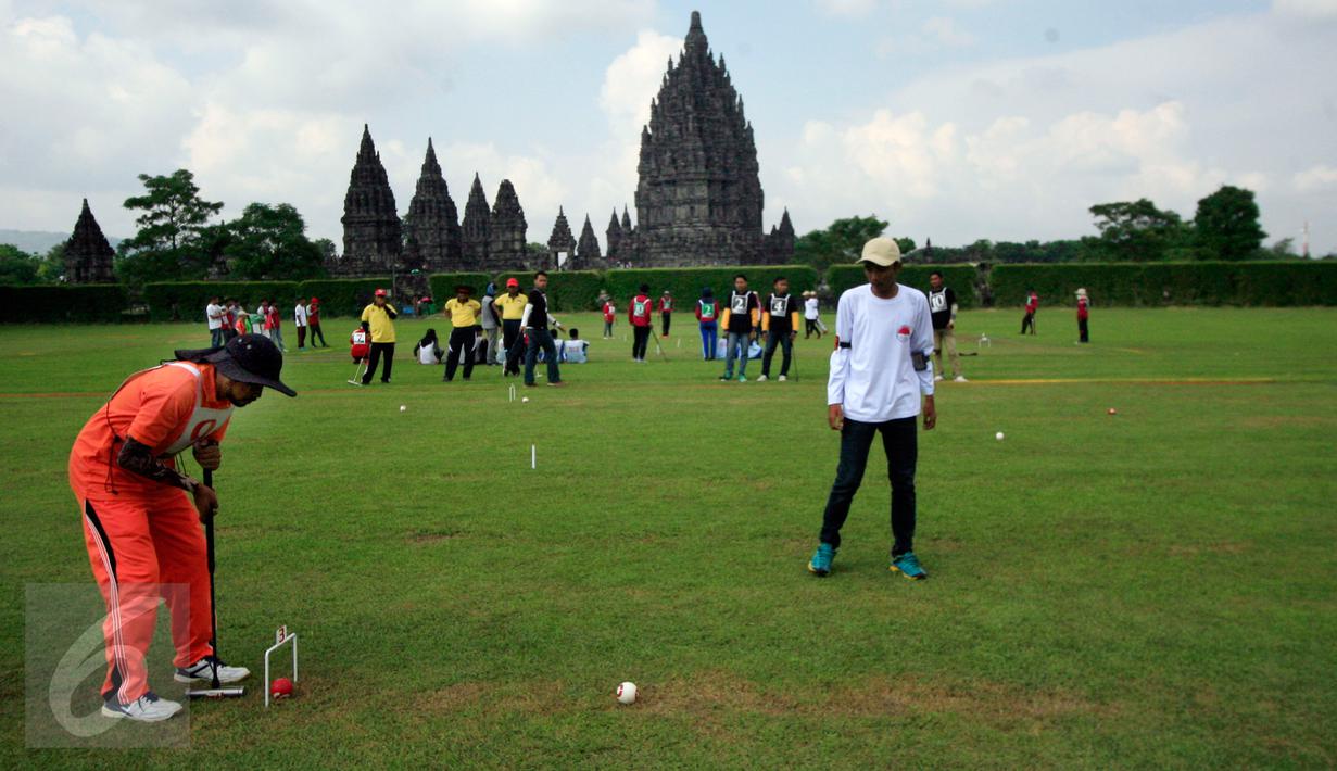 Peserta mengikuti Turnamen Gateball Prambanan Open 2 di Candi Prambanan, Yogyakarta, (7/5/2016). Gateball sendiri merupakan salah satu olahraga yang ada di Indonesia pada tahun 1995 dan Bali merupakan daerah pertama yang mengenalkannya.(Boy Harjanto)