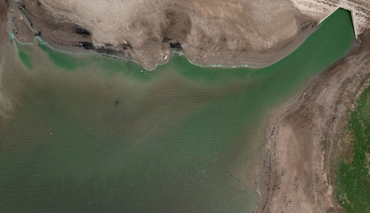 Foto udara menunjukkan tingkat air yang rendah di Waduk Bough Beech di Kent (23/8/2022). Pemerintah Inggris secara resmi menyatakan kekeringan di sebagian besar Inggris awal bulan ini, setelah berbulan-bulan mencatat rekor curah hujan rendah dan suhu tinggi yang belum pernah terjadi sebelumnya dalam beberapa pekan terakhir. (AFP/Ben STANSALL)