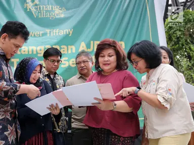 Ketua penasehat P3SRS Edward Syah Pernong berbincang dengan penghuni saat erah terima Sertifikat Hak Milik Rumah Susun Tower Tiffany Kemang Village di Jakarta, Jumat (15/3). Penyerahan sertifikat ini akan dilakukan secara bertahap. (Liputan6.com)