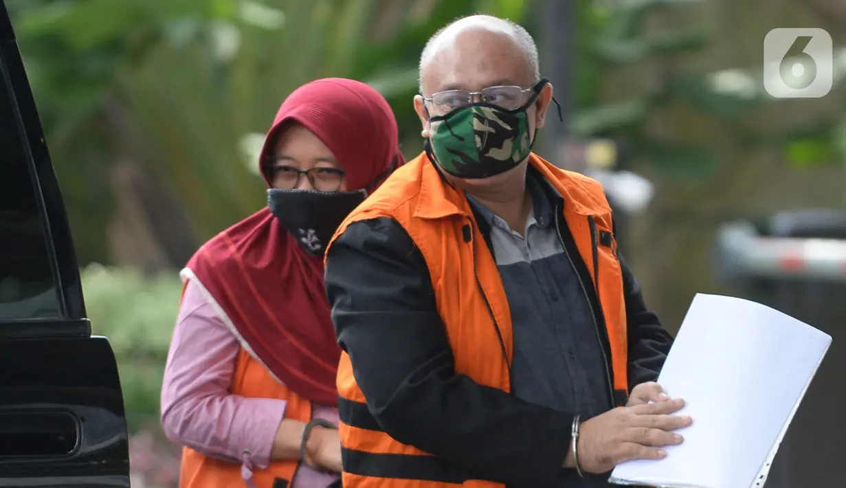 Kepala Dinas Pekerjaan Umum, Bina Marga, dan Sumber Daya Air nonaktif, Sunarti Setyaningsih dan Pejabat Pembuat Komitmen Dinas PU, Bina Marga dan SDA Kabupaten Sidoarjo, Judi Tetrahastoto tiba di Gedung KPK, Jakarta, Rabu (6/5/2020). (merdeka.com/Dwi Narwoko)