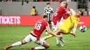 Pemain Wrexham Sam Dalby (kiri) mencetak gol ke gawag Manchester United pada pertandingan sepak bola persahabatan pramusim di Stadion Snapdragon, San Diego, California, Amerika Serikat, 25 Juli 2023. (Patrick T. Fallon/AFP)