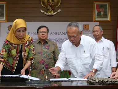 Menteri PUPR, Basuki Hadimuljono bersama Presiden Direktur PT PII, Synthia Rusli saat menandatangani Perjanjian Pengusahaan Jalan Tol Batang-Semarang dengan PT Jasamarga Semarang Batang di Jakrta, Rabu (28/4). (Liputan6.com/Angga Yuniar)