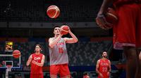 Pebasket Kanada, Zach Edey (tengah) menembak bola saat melakukan latihan menjelang laga Piala Dunia FIBA 2023 melawan Prancis di Indonesia Arena, Senayan, Jakarta, Kamis (24/08/2023). (Bola.com/Bagaskara Lazuardi)