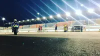 Pembalap Suzuki Ecstar, Andrea Iannone saat beraksi pada tes pramusim MotoGP 2018 di Sirkuit Losail, Qatar. (Twitter/Suzuki)