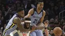 Pemain Los Angeles Clippers, Willie Reed (tengah) berusaha menjangkau bola dari adangan pemain Memphis Grizzlies pada laga NBA basketball game, di Staples Center, Los Angeles, (2/1/2018). Clippers menang 113-105. (AP/Jae C. Hong)