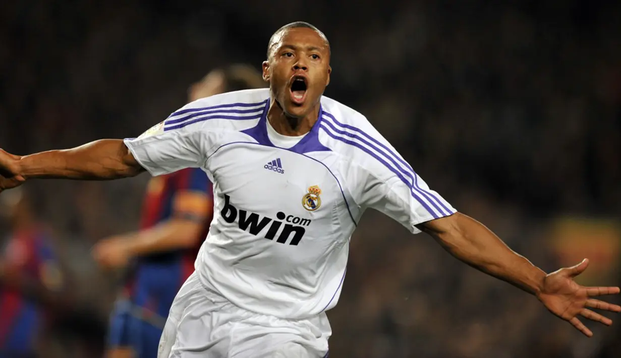 Julio Baptista awalnya merupakan gelandang bertahan di Sao Paulo. Seiring perkembangannya, Baptista pun berpindah posisi menjadi penyerang. Dia telah bermain untuk Sevilla, Real Madrid, Arsenal, Roma, dan Malaga. (AFP/Javier Soriano)