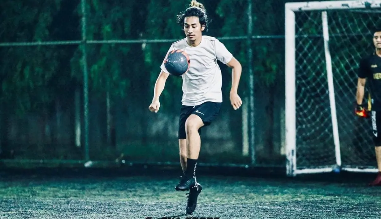Sebagai aktor tampan yang kerap muncul di layar kaca, Abidzar Al Ghifari merupakan salah satu selebriti yang memiliki banyak pengikut di Instagram. Ia pun kerap dipuji penggemarnya yang banyak dari kalangan kaum hawa saat bermain sepakbola. (Liputan6.com/IG/@abidzar73)