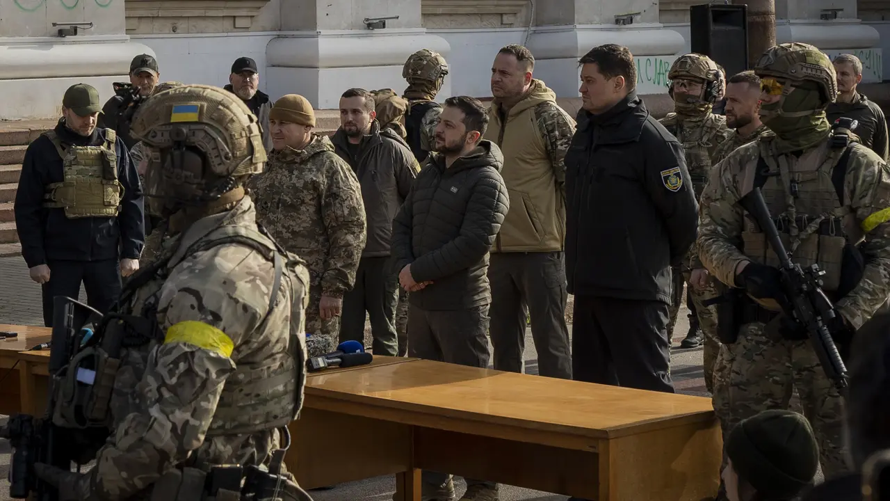 Warga Ukraina merayakan pembebasan Kherson