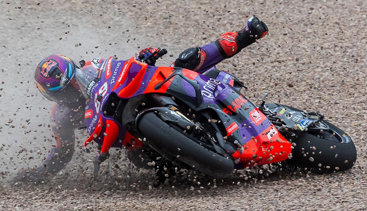 Pembalap Prima Pramac Racing, Jorge Martin terjatuh saat MotoGP Jerman 2024 yang berlangsung di Sirkuit Sachsenring, Jerman, Minggu (07/07/2024) waktu setempat. (AFP/Radek Mica)