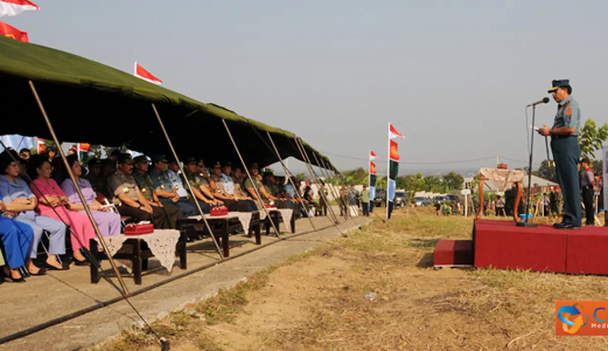 Panglima TNI Laksamana TNI Agus Suhartono bersama Kapolri Jenderal Pol Timur Pradopo memulai pencanangan penanaman pohon di Kawasan Santi Dharma Sentul, Bogor.