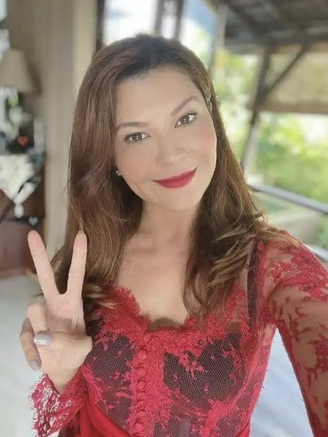 Pesona Tamara Bleszynski Mengenakan Kebaya