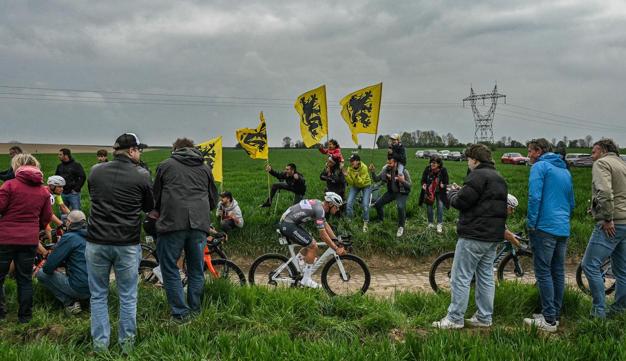 Pembalap Alpecin-Deceuninck, Mathieu van der Poel memacu sepedanya dalam ajang Paris Roubaix 2025 pada Minggu (13/04/2025) waktu setempat. Van der Poel menyelesaikan balapan yang menempuh jarak 259,2 km antara Compiegne hingga Roubaix, Prancis dengan catatan waktu 5 jam 27 menit 27 detik. (AFP/Jeff Pachoud)