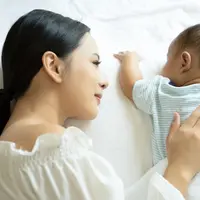 Ilustrasi ibu dan bayi. (c) zGel/Depositphotos.com