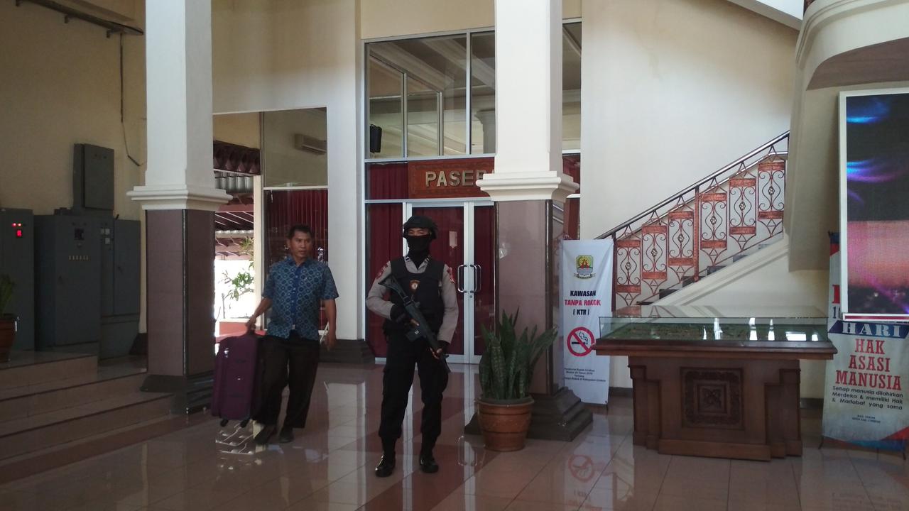 KPK Geledah Kantor Bupati Cirebon