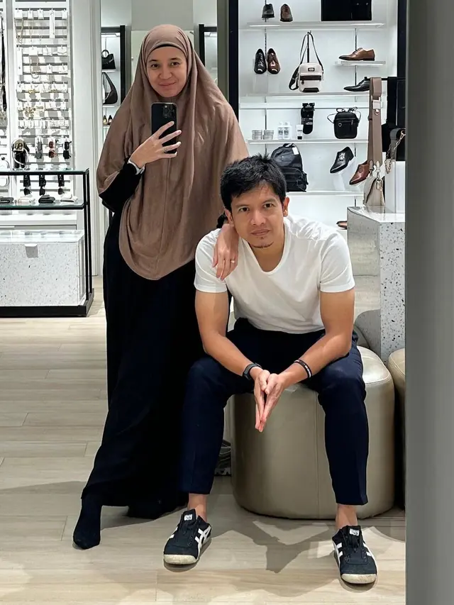 Dimas Seto dan Dhini Aminarti