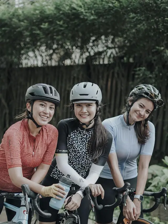 7 Potret Persahabatan Febby Rastanty dan Enzy Storia, Kompak Banget