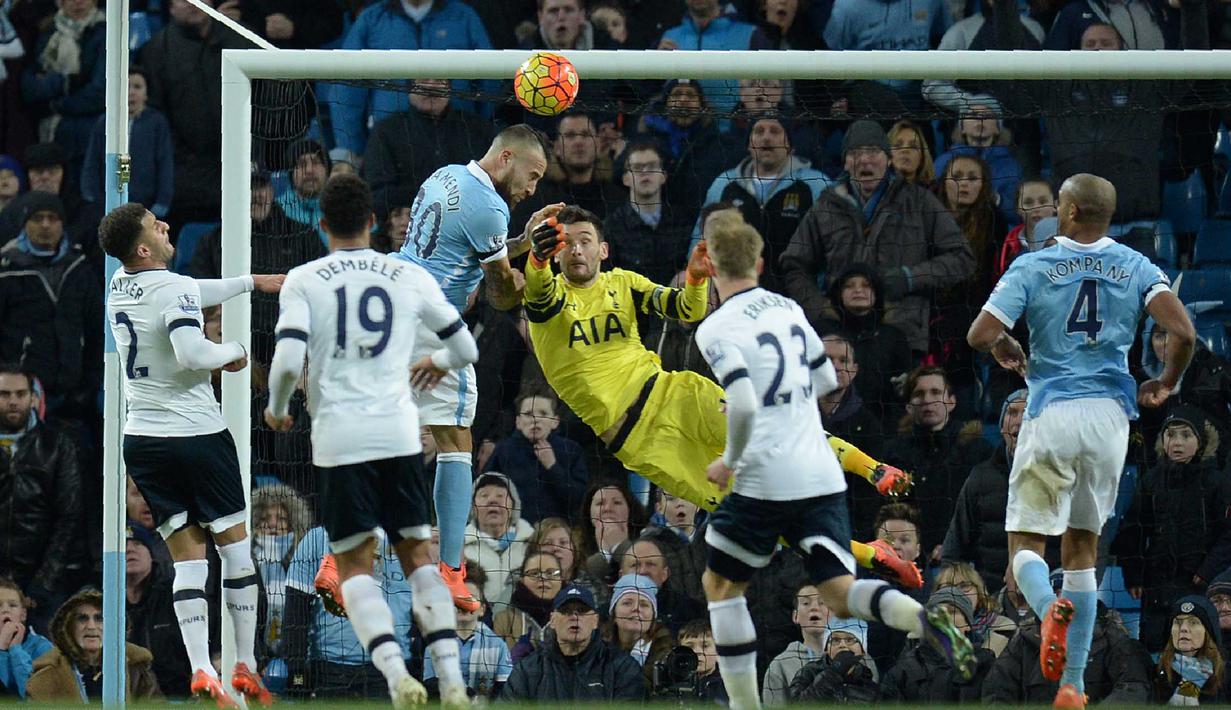 Kiper Tottenham Hotspur, Hugo Lloris (tengah) menghalau bola dari sundulan pemain  Manchester City,  Nicolas Otamendi pada lanjutan Liga Inggris pekan ke-26 di Stadion Etihad, Minggu (14/2/2016), Spurs menang 2-1. (AFP/Oli Scarff)