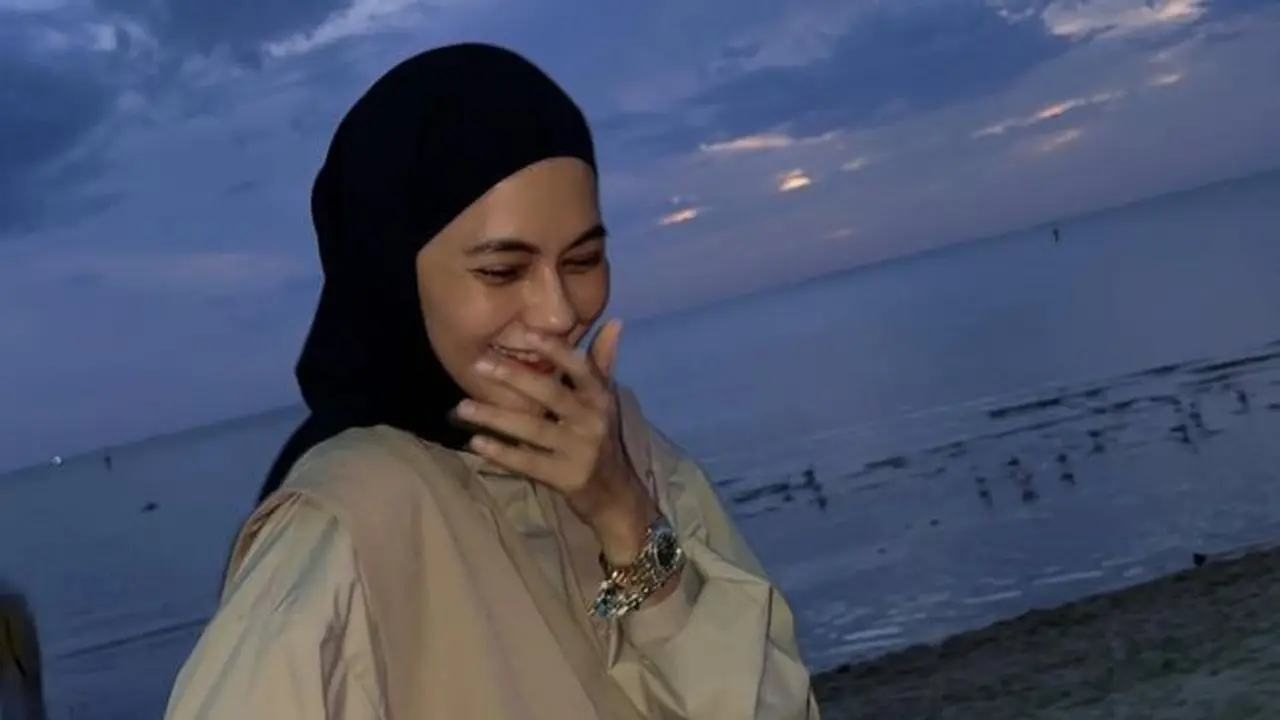 Potret Paula Verhoeven saat Kunjungi Pantai Brighton (credit: instagram/paula_verhoeven)