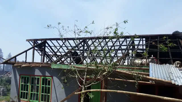 Rumah penduduk rusak akibat tiupan angin kencang Monsun Australia di Kecamatan Batur, Banjarnegara. (Foto: Liputan6.com/SRU RAPI BNA/Muhamad Ridlo).
