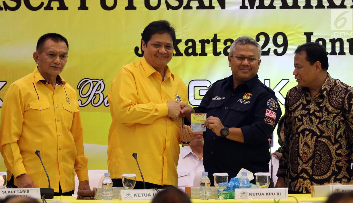 Ketua Umum Partai Golkar Airlangga Hartarto secara simbolis menyerahkan Kartu Anggota Partai Golkar kepada Ketua KPU Arief Budiman di DPP Golkar, Jakarta, Senin (29/1). (Liputan6.com/JohanTallo)