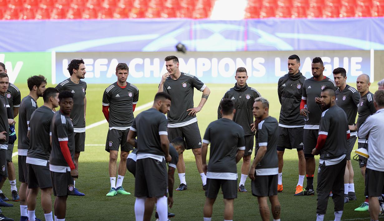 Pemain Bayern Munchen berkumpul mendengar arahan pelatih saat sesi latihan di Ramon Sanchez Pizjuan Stadium, Sevilla, (2/4/2018). The Bavarians akan melawan Sevilla pada leg pertama perempat final Liga Champions. (AFP/Cristina Quicler)