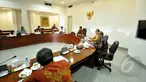 Presiden Joko Widodo menggelar rapat terbatas bersama dengan sejumlah menteri dan direktur utama BPJS di Komplek Istana Kepresidenan, Jakarta, Jumat (27/2/2015). Rapat membahas tentang keluhan masyarakat mengenai biaya BPJS.  (Liputan6.com/Faizal Fanani)