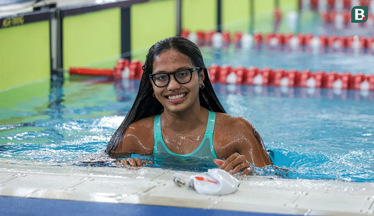<p>Perenang Indonesia, Adelia Chantika berpose setelah berkompetisi dalam nomor 200 meter Gaya Bebas Putri Indonesia Open Aquatic Championships 2025 di Stadion Akuatik Gelora Bung Karno, Senayan, Jakarta, Rabu (12/11/2025). Adelia tercepat dengan menorehkan waktu 2 menit 5,92 detik. (Bola.com/Bagaskara Lazuardi)</p>
