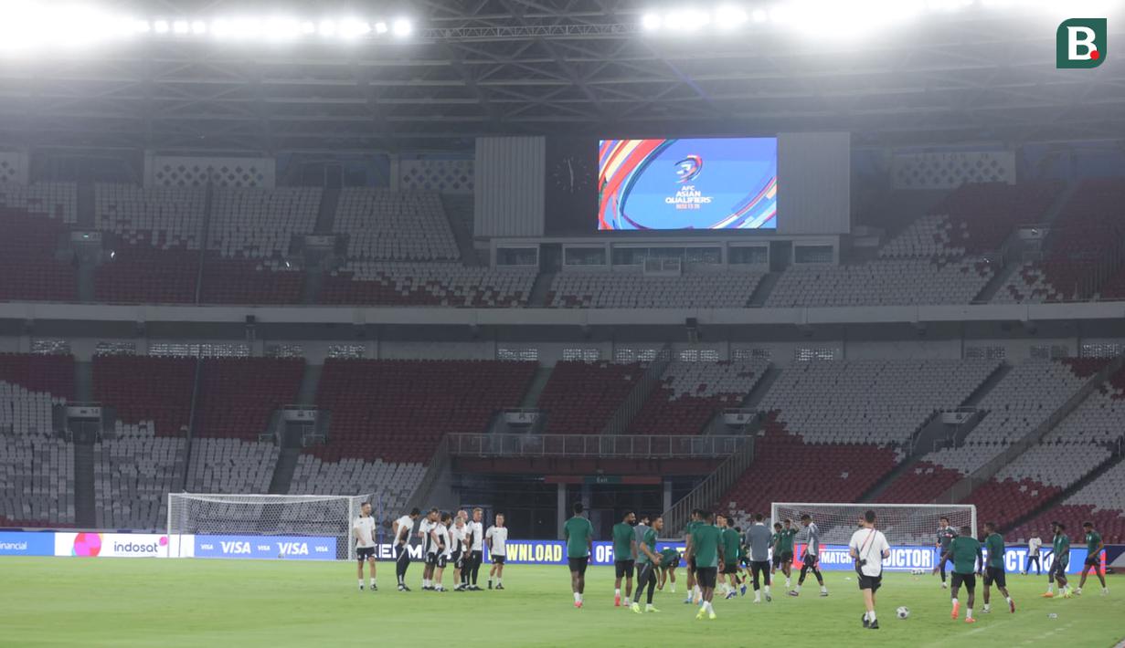 Timnas Arab Saudi terus mematangkan persiapan dengan menggelar sesi latihan jelang bertanding melawan Indonesia di Stadion Utama Gelora Bung Karno, Senayan, Jakarta, Senin (18/11/2024). Skuad asuhan Herve Renard bertekad meraih poin penuh untuk menjaga peluang lolos di Grup C Kualifikasi Piala Dunia 2026. (Bola.com/M Iqbal Ichsan)