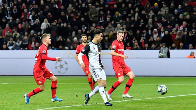 Pemain Juventus Cristiano Ronaldo (tengah) mencetak gol ke gawang Bayer Leverkusen pada pertandingan Grup D Liga Champions di Bay Arena, Leverkusen, Jerman, Rabu (11/12/2019). Gol Ronaldo dan Higuain bawa Juventus menang 2-0. (AP Photo/Martin Meissner)