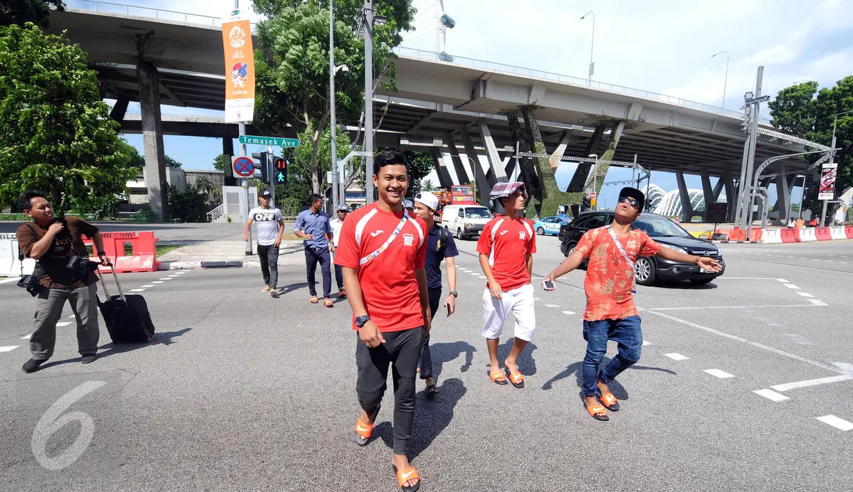 Para penggawa Garuda Muda bersantai sejenak usai melaksanakan ibadah salat Jumat di Masjid Sultan, Bugis, Singapura (5/6/2015). Tampak, Manahati Lestusen berpolah saat menyeberang di perempatan jalan di Singapura. (Liputan6.com/Helmi Fithriansyah)