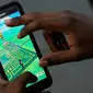 Peta virtual Bryant Park ditampilkan pada layar smartphone pria yang sedang bermain augmented reality Pokemon Go di New York City, Amerika Serikat, 11 Juli 2016. Demam Pokemon Go mewabah di kalangan para gamers ponsel cerdas. (REUTERS/Mark Kauzlarich)