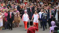Menko PMK Puan Maharani bersama Presiden Jokowi ketika acara torch relay Asian Games 2018 di Jakarta.