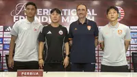 Pelatih Brisbane Roar, Michael Valkanis (dua dari kanan), pelatih Persija Jakarta Shin Tae-yong (dua dari kiri), dan Rizky Ridho (kiri) pada konferensi pers di Jakarta International Stadium menjelang laga uji coba kedua tim, Jumat (28/8/2028). (Bola.com/Muhammad Adi Yaksa)