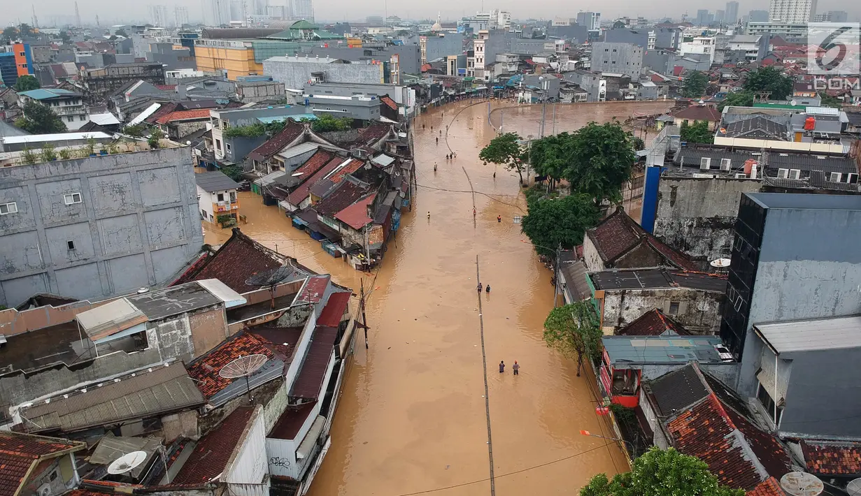 Pemandangan Jalan Jatinegara Barat yang terendam banjir akibat luapan sungai Ciliwung, Jakarta Timur, Selasa (6/2). Akibat meluapnya sungai Ciliwung, sejumlah wilayah di Jakarta tergenang air. (Liputan6.com/Arya Manggala)