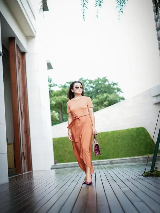 Lebih lanjut Mayang menceritakan mulai dari ia dan Bambang berpacaran hingga menikah, memiliki anak dan kemudian baru menikah secara negara. Cukup panjang perjalanan yang ia lalui hingga hidup harmonis. (Instagram/mayangsari_official)